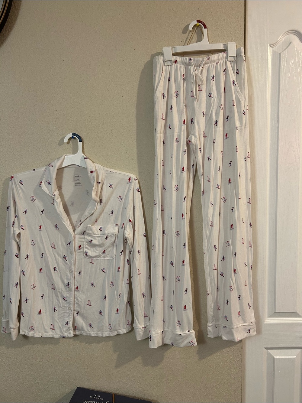 Cozy cream Ski-Print Pajama Set - Women's Long-Sleeve Sleepwear - Picture 2 of 5
